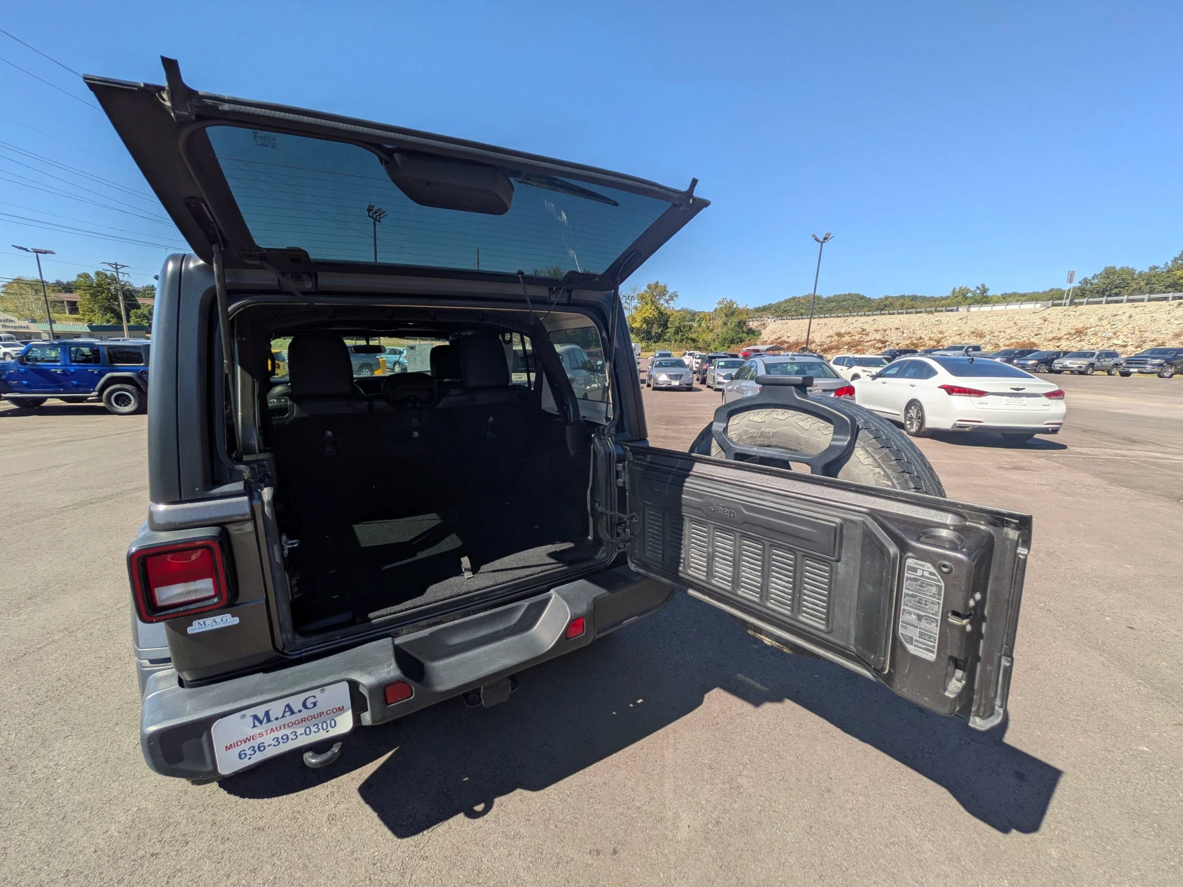 Used 2018 Jeep Wrangler Unlimited Sahara AWD/4WD image 39