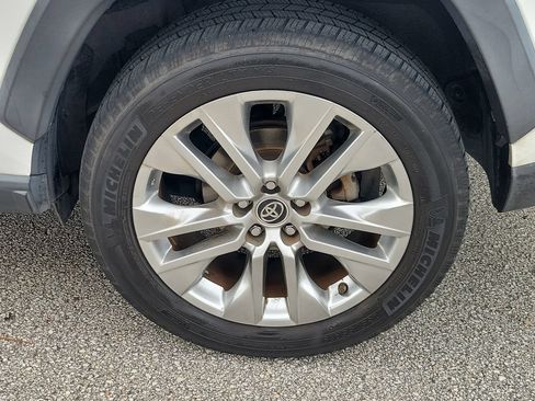 Used 2019 Toyota RAV4 XLE Premium w/ Cold Weather Package FWD image 5