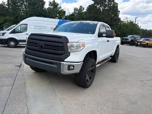 Used 2017 Toyota Tundra SR5 w/ SR5 Upgrade Package AWD/4WD image 2