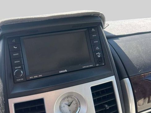 Used 2010 Chrysler Town & Country Touring Plus FWD image 7