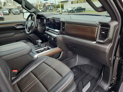 Used 2025 Chevrolet Silverado 1500 High Country AWD/4WD image 9