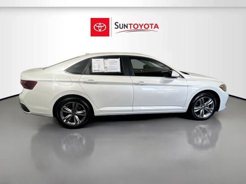 Used 2023 Volkswagen Jetta SE FWD image 2