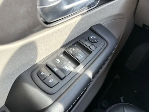 Used 2024 Chrysler Pacifica Touring-L image 11