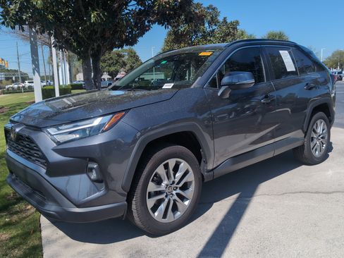 Used 2023 Toyota RAV4 XLE Premium image 5