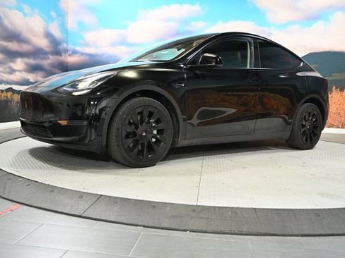 Used 2022 Tesla Model Y Long Range AWD/4WD image 3