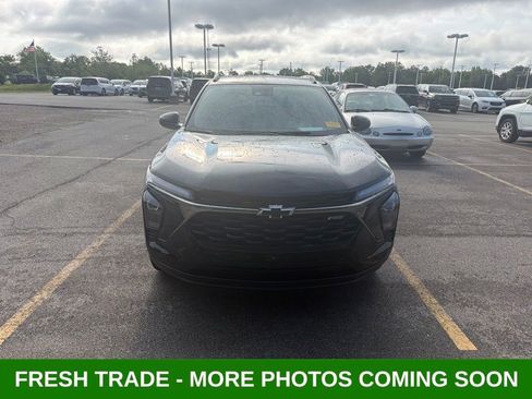 Used 2025 Chevrolet Trax RS w/ Sunroof Package FWD image 2