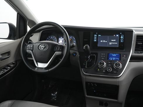 Used 2017 Toyota Sienna XLE Premium image 15