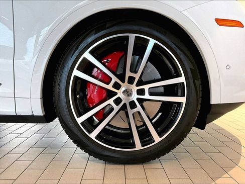 Used 2025 Porsche Cayenne Turbo image 14