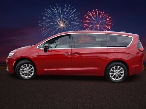 Used 2025 Chrysler Pacifica Select AWD/4WD image 9