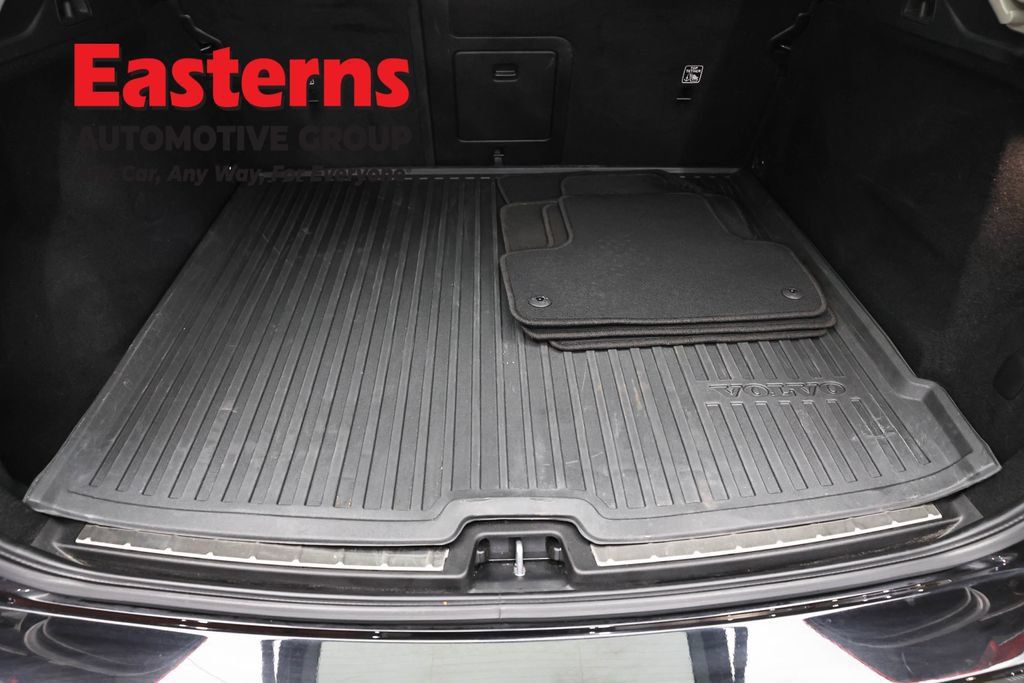 Used 2023 Volvo XC60 B5 Core FWD image 11