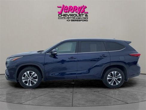 Used 2022 Toyota Highlander XLE image 2