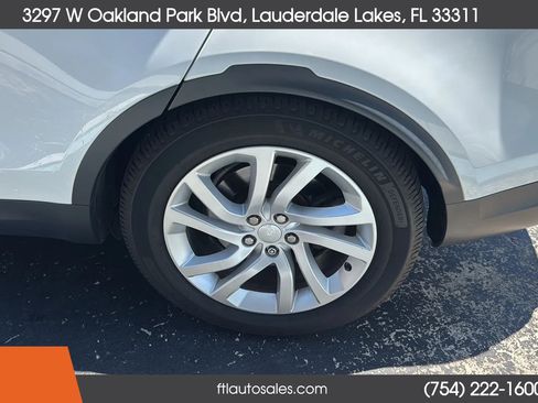 Used 2017 Land Rover Discovery HSE AWD/4WD image 15