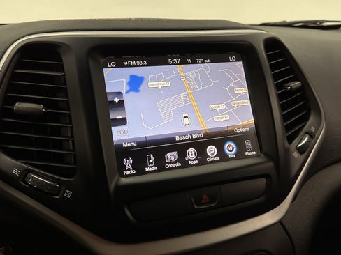 Used 2018 Jeep Cherokee Latitude Plus w/ Comfort/Convenience Group FWD image 5