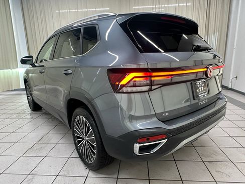 Used 2025 Volkswagen Taos SE FWD image 8