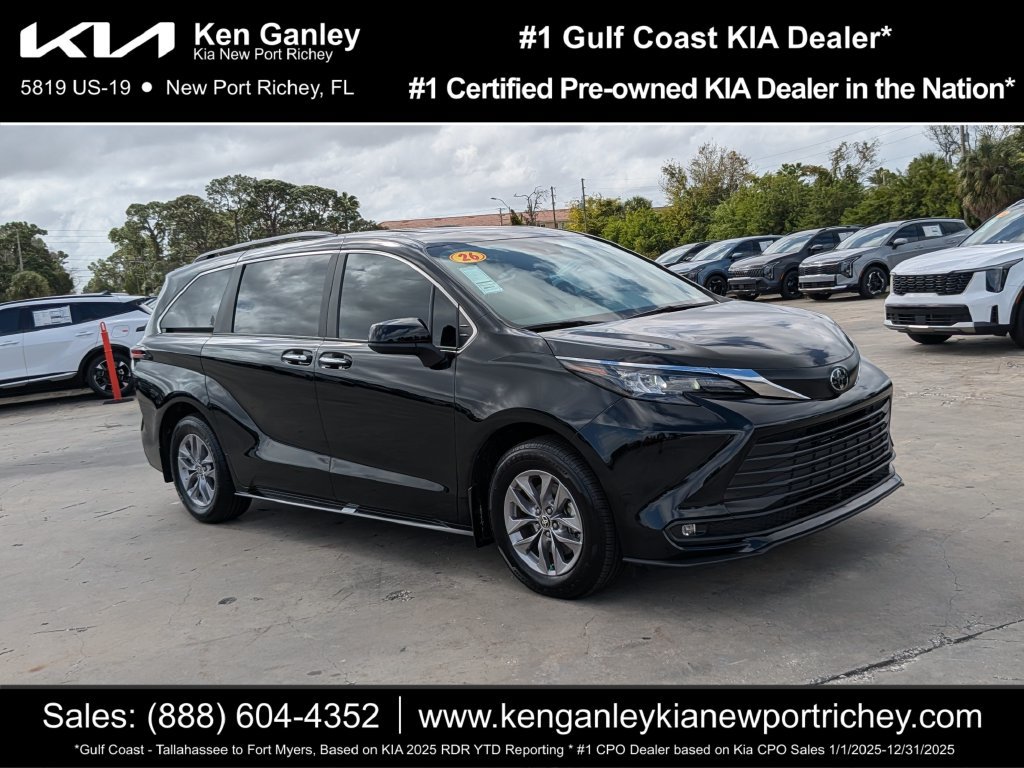 Used 2026 Toyota Sienna XLE FWD image 2