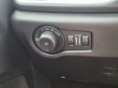 Used 2020 Chrysler Pacifica Limited w/ S Appearance Package FWD image 13