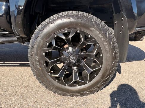 Used 2016 Toyota Tacoma TRD Sport image 9