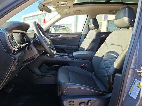 Certified 2025 Volkswagen Atlas SE w/ Panoramic Sunroof Package image 11