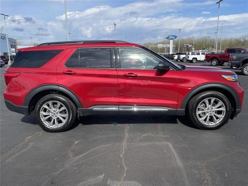 Used 2024 Ford Explorer XLT w/ Equipment Group 202A AWD/4WD image 6