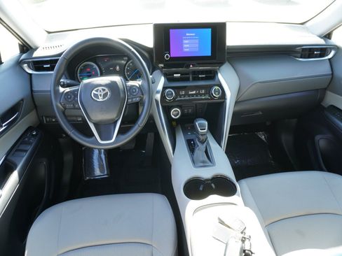 Used 2024 Toyota Venza LE AWD/4WD image 2
