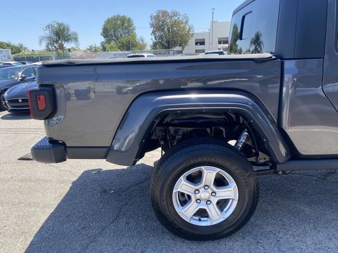 Used 2022 Jeep Gladiator Sport AWD/4WD image 12