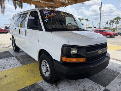 Used 2017 Chevrolet Express 2500 RWD image 3