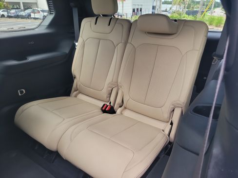 Used 2024 Jeep Grand Cherokee L Limited w/ Luxury Tech Group II RWD image 16