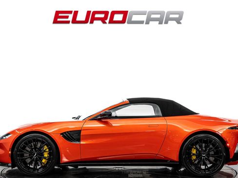 Used 2022 Aston Martin V8 Vantage Roadster image 3