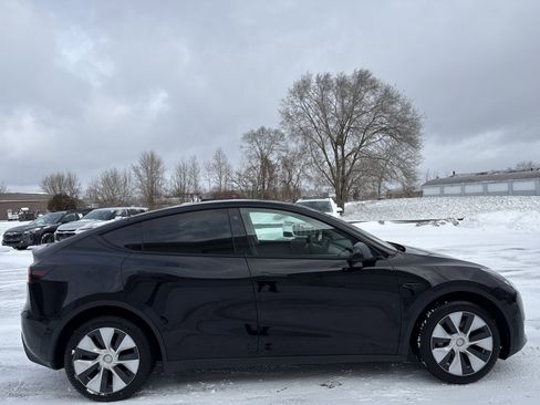 Used 2022 Tesla Model Y Long Range image 2