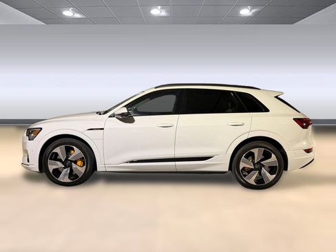 Certified 2023 Audi e-tron Premium Plus w/ Premium Plus Package AWD/4WD image 2