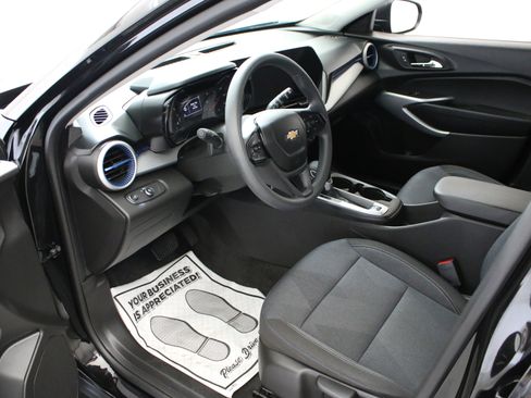 Certified 2025 Chevrolet Trax LS FWD image 23