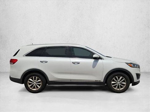 Used 2017 Kia Sorento AWD image 4