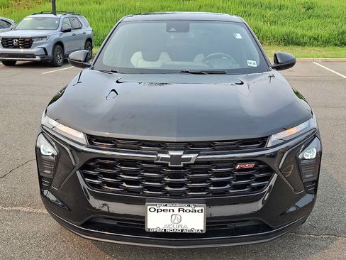 Used 2024 Chevrolet Trax RS w/ Sunroof Package FWD image 2