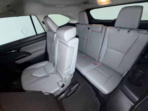Used 2022 Toyota Highlander XLE AWD/4WD image 25
