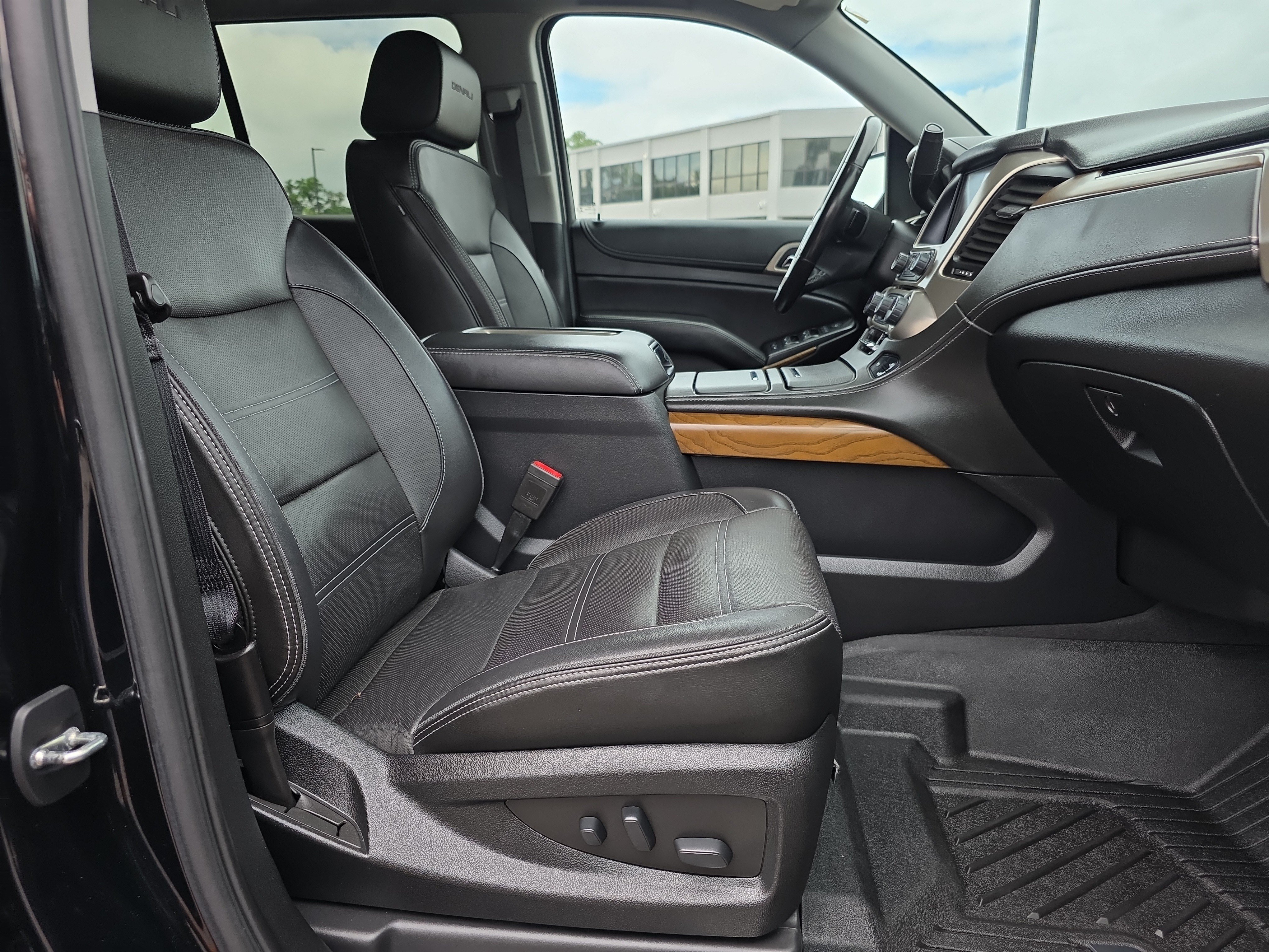 Used 2020 GMC Yukon Denali w/ Denali Premium Package AWD/4WD image 16