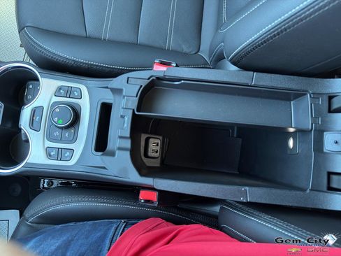 Used 2023 GMC Terrain Denali image 27