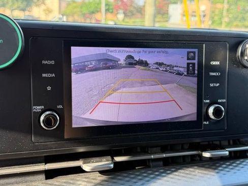 Used 2022 Kia Carnival LX FWD image 26