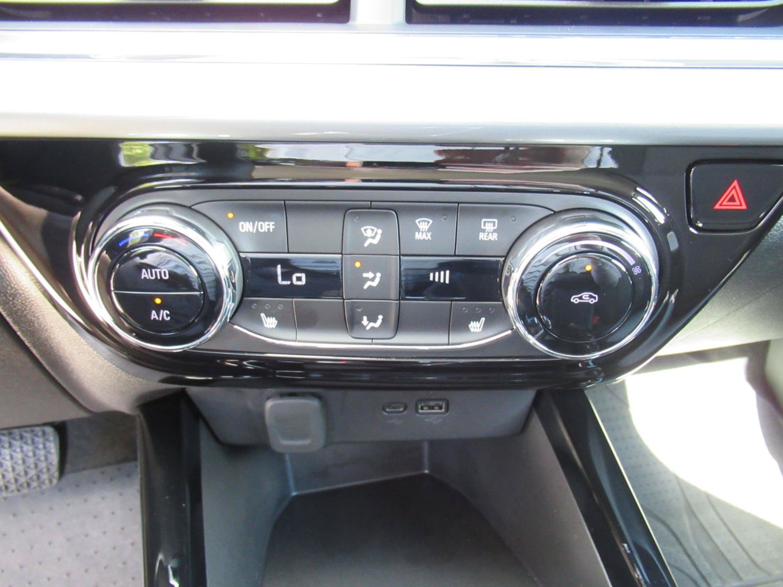 Used 2025 Chevrolet Trax LT w/ Driver Confidence Package FWD image 26