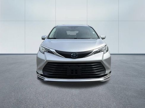 Used 2021 Toyota Sienna XLE FWD image 3