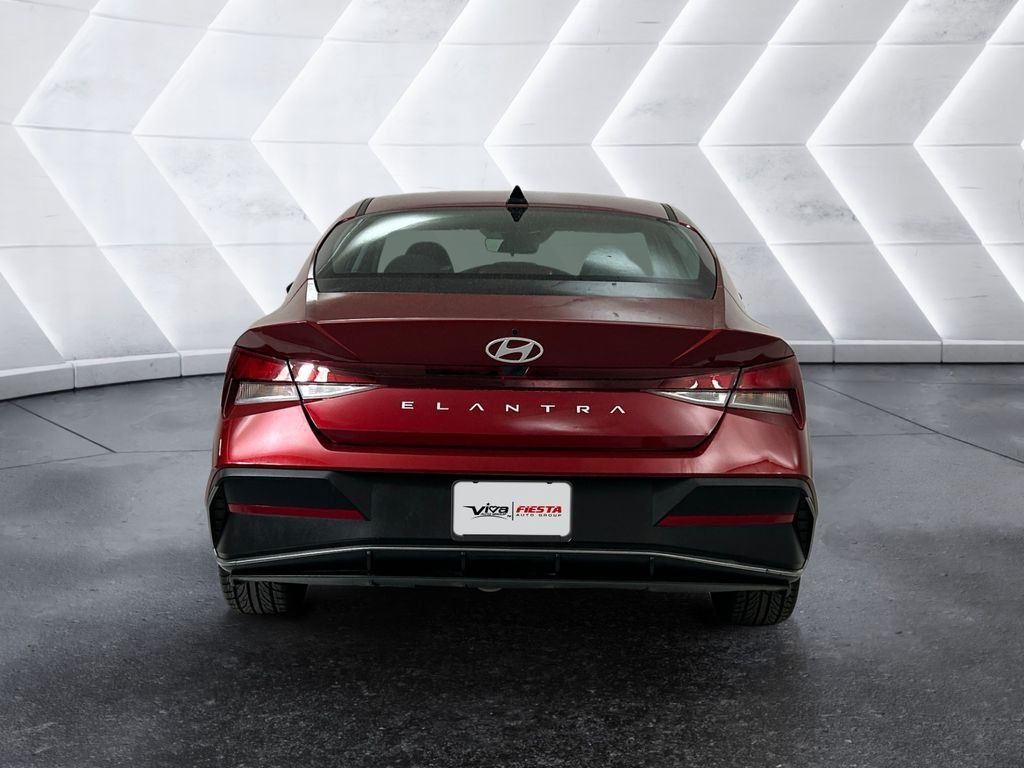 Used 2025 Hyundai Elantra SE FWD image 5