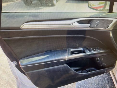 Used 2019 Ford Fusion SE image 12