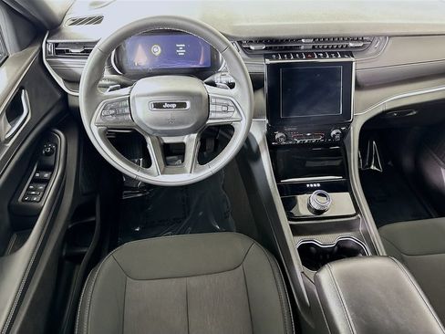 Used 2025 Jeep Grand Cherokee Laredo w/ MOPAR Finishing Package AWD/4WD image 4