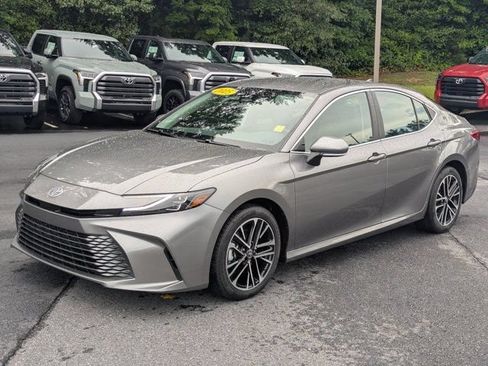 Used 2025 Toyota Camry XLE FWD image 3