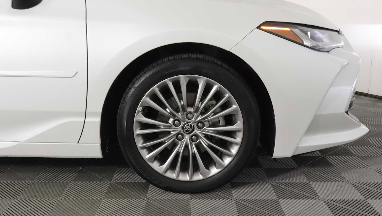 Used 2022 Toyota Avalon Limited w/ Advanced Safety Package FWD image 7