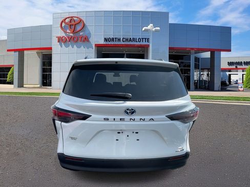 Used 2023 Toyota Sienna XLE image 8
