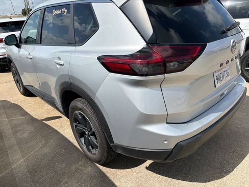 Used 2025 Nissan Rogue SV FWD image 4