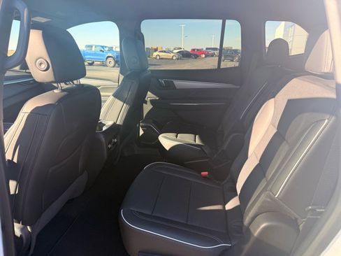 Used 2025 Buick Enclave Preferred image 11