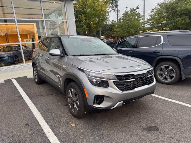 Used 2024 Kia Seltos LX AWD/4WD image 1