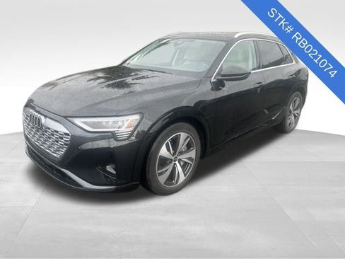 Used 2024 Audi Q8 e-tron Premium image 3