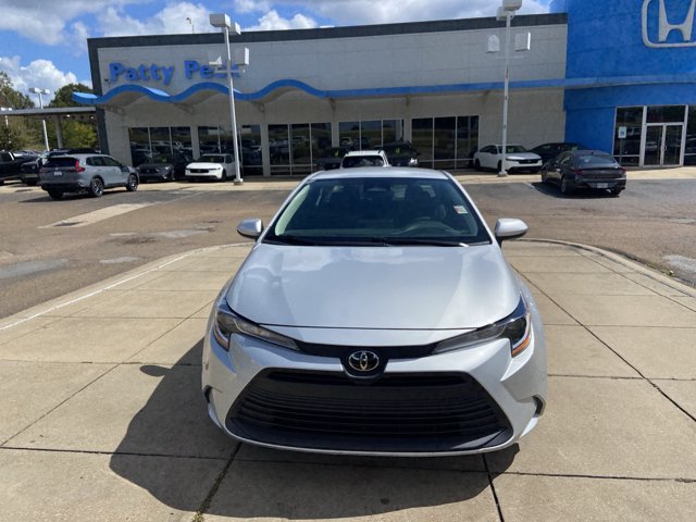 Used 2025 Toyota Corolla LE FWD image 3